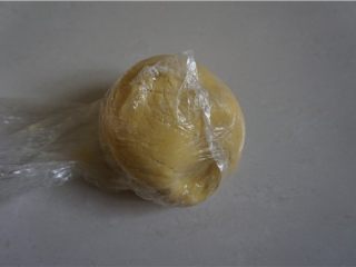 11、好吃的切达芝士酥饼,将拌好的粉装入保鲜袋，用手抓捏成团即可