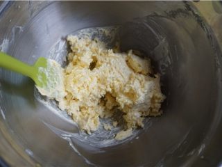 8、好吃的切达芝士酥饼,稍微打发一下使切达丝与黄油拌合均匀或者用刮刀拌合