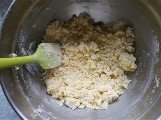 10、好吃的切达芝士酥饼,用刮刀翻拌均匀无干粉状态