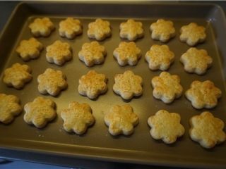 16、好吃的切达芝士酥饼,见表面上色即可出炉