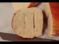 11、奶酪面包,用抹刀抹入奶酪馅。