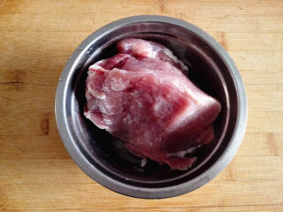 1、肉  松,先把猪肉清洗干净，