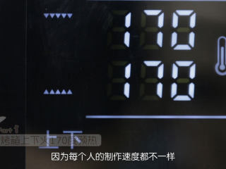 2、基础原味蛋糕卷,在做之前先把烤箱上下火170度预热，智能烤箱最少时间设置为半个小时，机械烤箱设置为常通状态，然后我们来制作戚风面糊，先把鸡蛋的蛋清和蛋黄分离，做法跟戚风蛋糕一摸一样，唯一不同的在于蛋白霜的打发程度控制