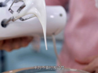 4、基础原味蛋糕卷,然后再用中速，一般搅打，一边慢慢的一次性把细砂糖全部加进去，把蛋白霜打到湿性发泡，为了避免打发过度，这里不要开高速是重点，这样才能打出细腻稳定的蛋白霜。一开始蛋白霜是亚光的，持续搅打之后，蛋白霜会慢慢的产生光泽变细腻，出现纹路马上消失，这个时候可以停下来提起打蛋头看看蛋白霜的状态，其实这样就是湿性发泡了，用来做轻芝士蛋糕，打发到这样就可以了，但做蛋糕卷还需要继续打发一下