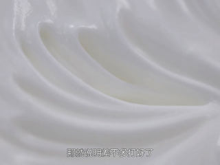 5、基础原味蛋糕卷,继续开动打蛋器低速，把蛋白霜打发到出现纹路不消失的状态，但还是很软的，介乎于硬性发泡和湿性发泡之间