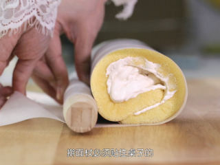 16、基础原味蛋糕卷,然后在蛋糕片上面抹上奶油，靠近身体这边堆一个奶油小山丘，把草莓粒放进去，然后再铺上奶油，填满所有草莓的缝隙，然后用擀面杖卷起油纸，根据视频的演示把蛋糕片卷起来，接口放在蛋糕卷的底部，那正卷的e型卷就好了，需要把它送入冰箱冷藏最少半个小时定型后再切件装饰和食用，否则现在马上切会把奶油挤出来的