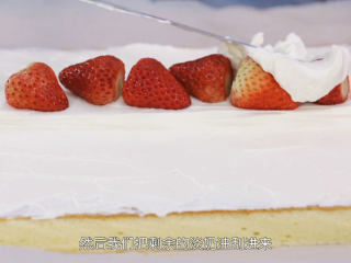 17、基础原味蛋糕卷,接着做反卷的o型卷，这里用到是5个蛋的配方来制作，馅料用到香草奶油馅，淡奶油同样打至十分发，把蛋糕片尾部斜切之后，铺上淡奶油，在蛋糕片的中间堆一个奶油小山丘，然后把整颗的草莓放进去，o型卷的水果要切大一点，这样支撑力才够，不会塌，然后把淡奶油铺满整个小山丘，根据视频的手法，把蛋糕卷卷起来