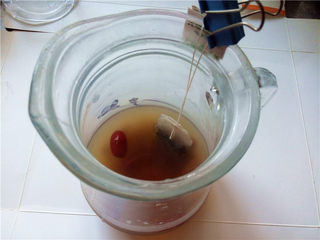 8、秋冬季养胃暖身最佳饮品--姜枣奶茶,倒入刚刚煮开的姜枣水冲泡茶包3~5分钟；