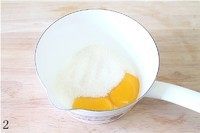 2、抹茶冰激凌,小锅里倒入蛋黄,细砂糖。