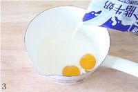 3、抹茶冰激凌,倒入牛奶,搅拌均匀。