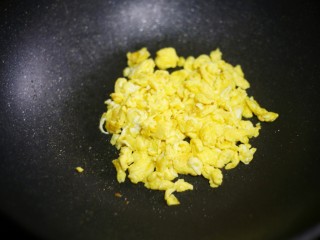 4、好吃到飞起的虾仁酱油炒饭,热锅热油加入鸡蛋用筷子划散，炒熟盛出备用。