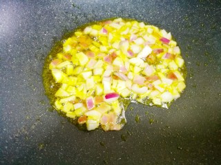 5、好吃到飞起的虾仁酱油炒饭,另起锅，加入洋葱爆香。