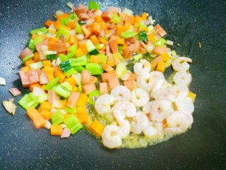 7、好吃到飞起的虾仁酱油炒饭,虾仁加一边炒至变色。