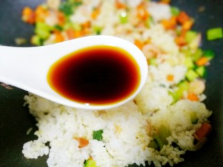 9、好吃到飞起的虾仁酱油炒饭,加一勺生抽。