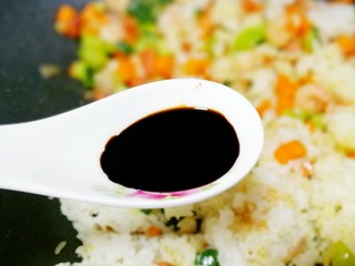 10、好吃到飞起的虾仁酱油炒饭,一勺老抽。