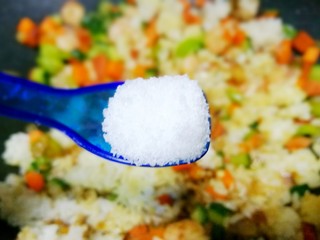 11、好吃到飞起的虾仁酱油炒饭,一勺盐。