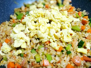 12、好吃到飞起的虾仁酱油炒饭,加入鸡蛋。