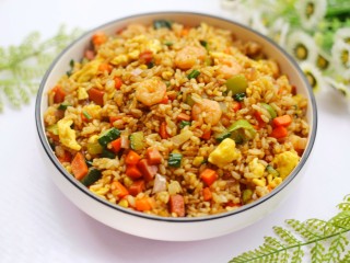 14、好吃到飞起的虾仁酱油炒饭,盛盘。