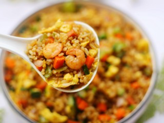 16、好吃到飞起的虾仁酱油炒饭,超好吃。