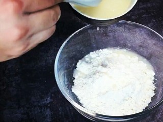 2、香菇馒头包,分次倒入酵母水，一边搅拌成絮状！