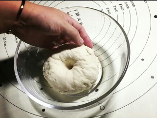 5、香菇馒头包,中间戳洞，无回缩塌陷即可！