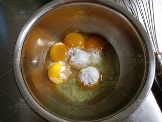 4、红枣戚风蛋糕,蛋黄加入30克细砂糖用手动打蛋器搅拌到糖融化。