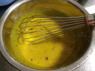 6、红枣戚风蛋糕,倒入搅打好的红枣牛奶液，快速搅拌均匀。