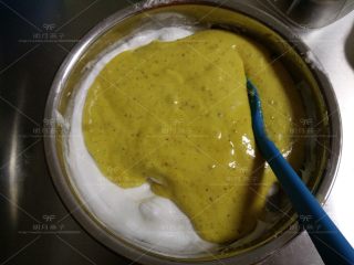 12、红枣戚风蛋糕,倒入剩余的蛋白霜中。