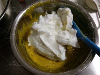 10、红枣戚风蛋糕,取少量蛋白霜入红枣面糊。