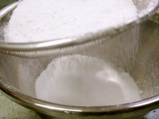 1、紫薯糯米卷,把所有粉类和细砂糖过筛。