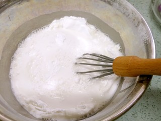 2、紫薯糯米卷,倒入清水,搅拌均匀。