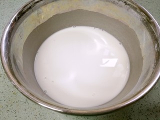 3、紫薯糯米卷,形成没有疙瘩的面汤。