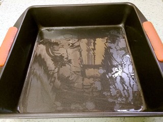 4、紫薯糯米卷,取一个方形蒸盘,底部抹油。