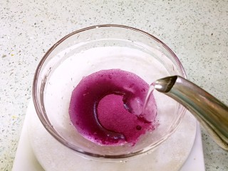 8、紫薯糯米卷,接下来做紫薯馅。往熟紫薯粉里倒入30克清水。