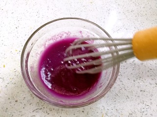 9、紫薯糯米卷,搅拌均匀,形成紫薯糊。