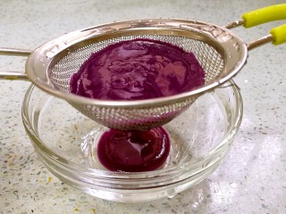 10、紫薯糯米卷,把紫薯糊过筛。