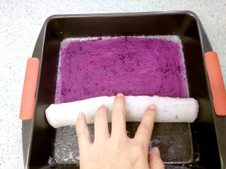 12、紫薯糯米卷,趁还微温时卷起。