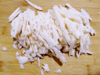 3、爆炒藕粒青椒肉,再切成条，