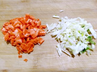 6、爆炒藕粒青椒肉,蒜头切碎，切少许胡萝卜丁