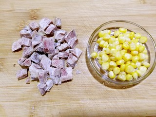 7、爆炒藕粒青椒肉, 准备一小把玉米米粒，熟肉切成小块儿。