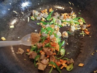 11、爆炒藕粒青椒肉,撒入半勺13香，翻炒几下，