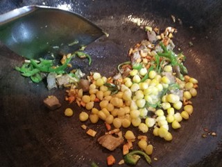 12、爆炒藕粒青椒肉,接着放入玉米粒儿，轻炒几下。