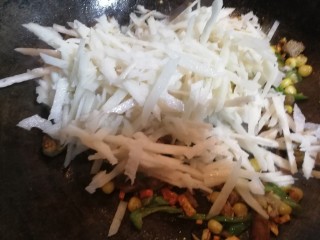 13、爆炒藕粒青椒肉,放入藕条。