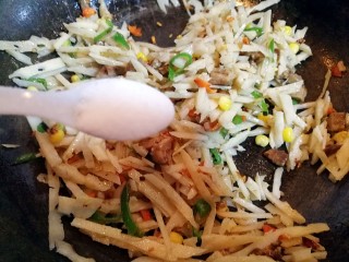 14、爆炒藕粒青椒肉,翻炒一会，放一小勺盐，抄匀。吵的时候如果发干，可以加一点水。