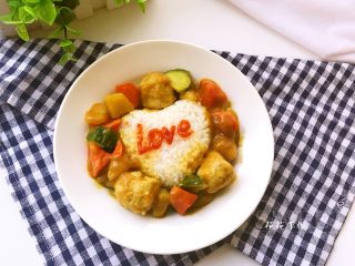 16、爱心咖喱饭,在四周淋上咖喱菜。