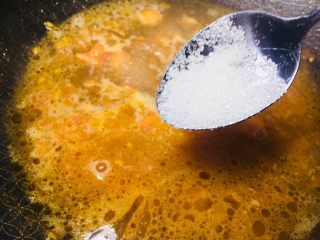 7、#懒人料理#茄汁酸甜金针菇,一定要添加糖，少量的白糖就可以提鲜味，不会有太甜的味道。