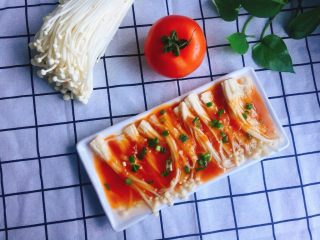 12、#懒人料理#茄汁酸甜金针菇,出盘前，撒葱花点缀一下，拍个照就要装便当盒了