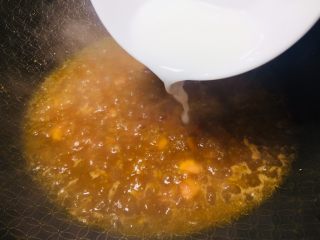 10、#懒人料理#茄汁酸甜金针菇,开大火收汁的同时把勾芡好的水淀粉倒入汤汁中，快速搅拌浓稠！