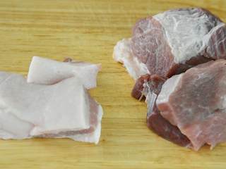 1、肉饼蒸蛋—从小吃到大的美味,将肥肉和瘦肉分离。