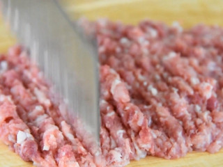 3、肉饼蒸蛋—从小吃到大的美味,瘦肉剁成肉糜。